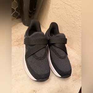 Orthofeet black Naya z strap sneakers sz 9 New